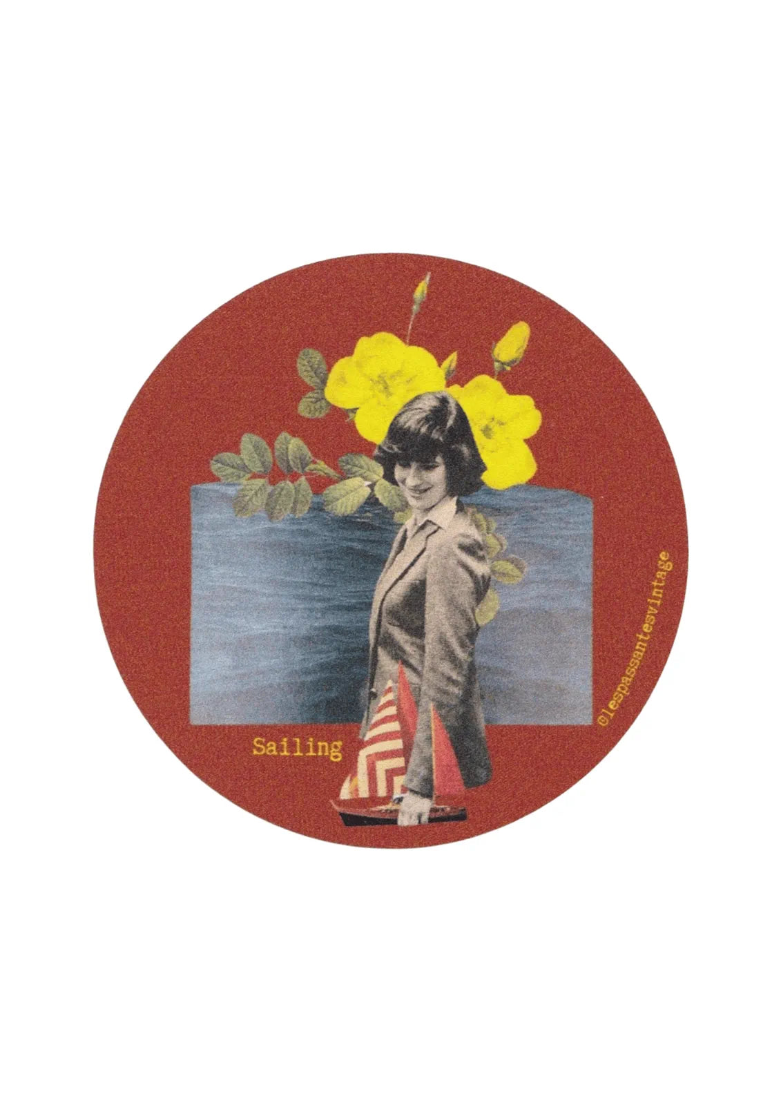 Sailing
Autocollant rond vintage Sailing collage femme rétro devant mer avec voilier et fleurs jaunes sur fond rouge