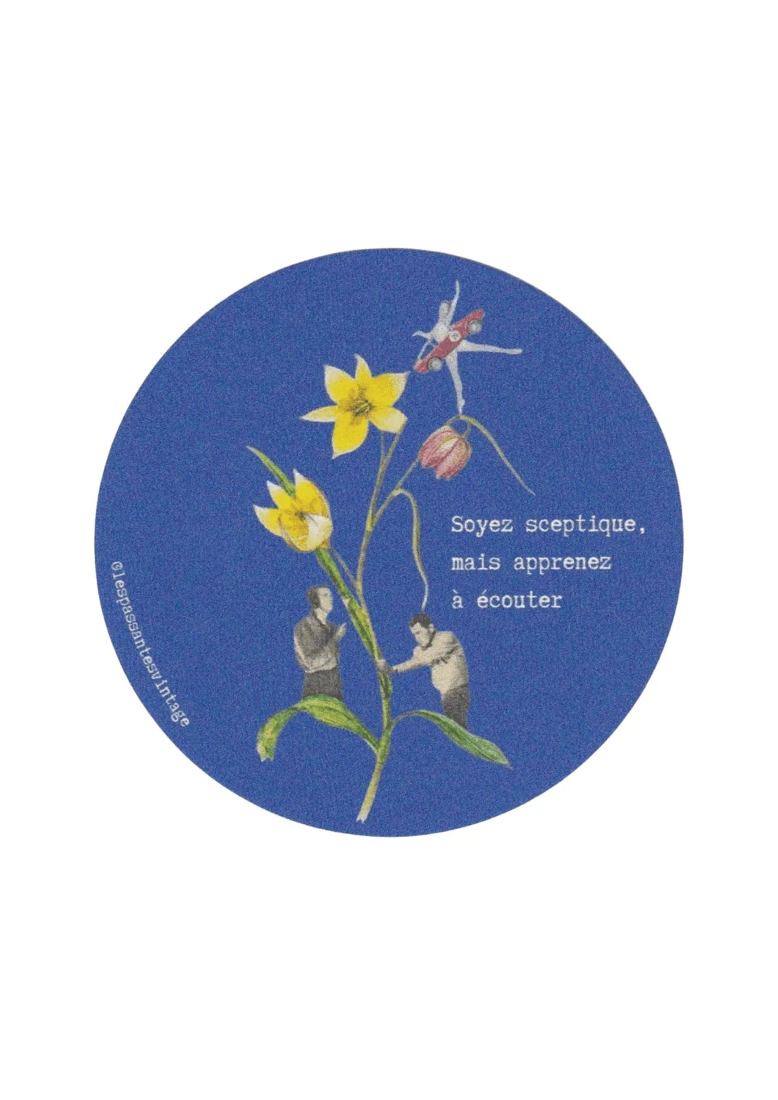 Sticker rond collage vintage avec fleur jaune et personnages miniatures, citation soyez sceptique mais apprenez à écouter