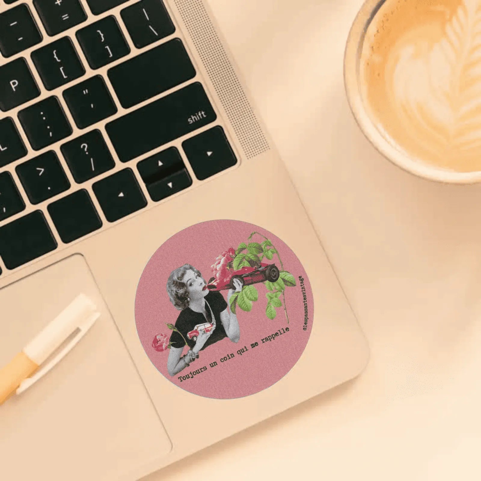Sticker rond collage vintage femme avec voiture rouge et fleurs roses, citation toujours un coin qui me rappelle
collé sur ordi