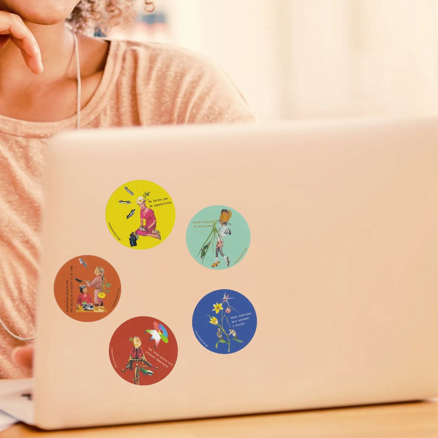 Lot de 5 stickers ronds inspirés des 5 accords toltèques, collages vintage illustrés et autocollants artistiques colorés
collés sur ordi