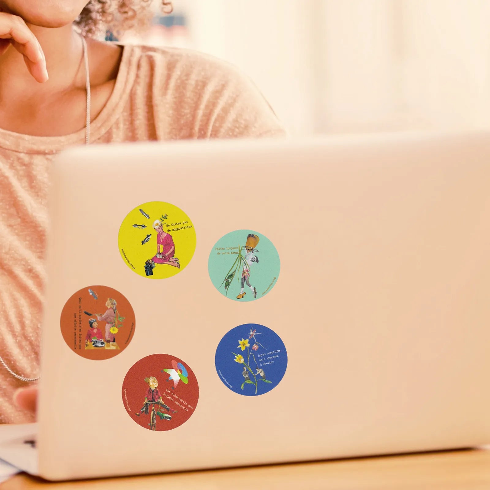 Lot de 5 stickers ronds inspirés des 5 accords toltèques, collages vintage illustrés et autocollants artistiques colorés
collés sur ordi