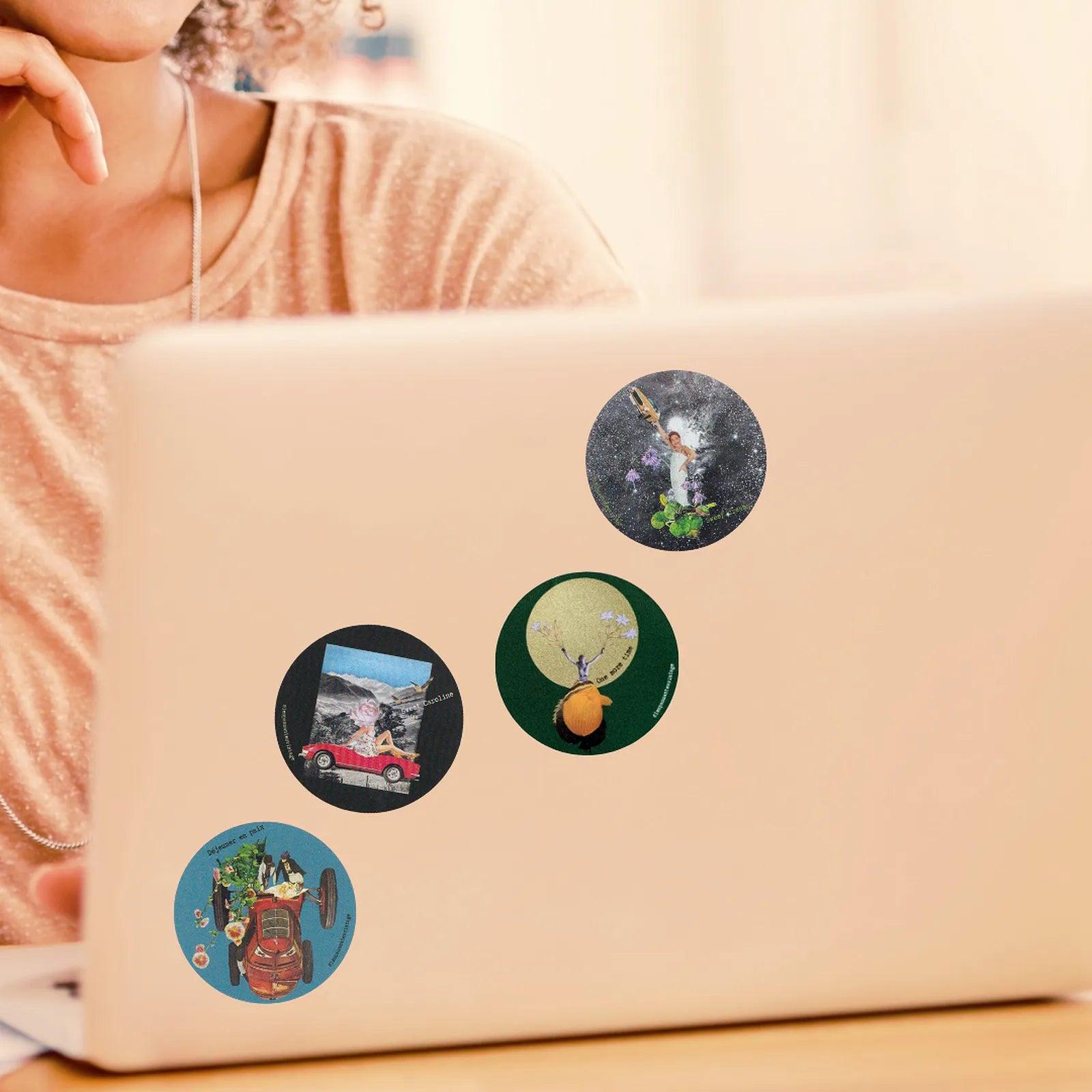 Compilation de stickers ronds collection A Day in the Life Pistacchio Illu, collages vintage présentés sur ordinateur portable