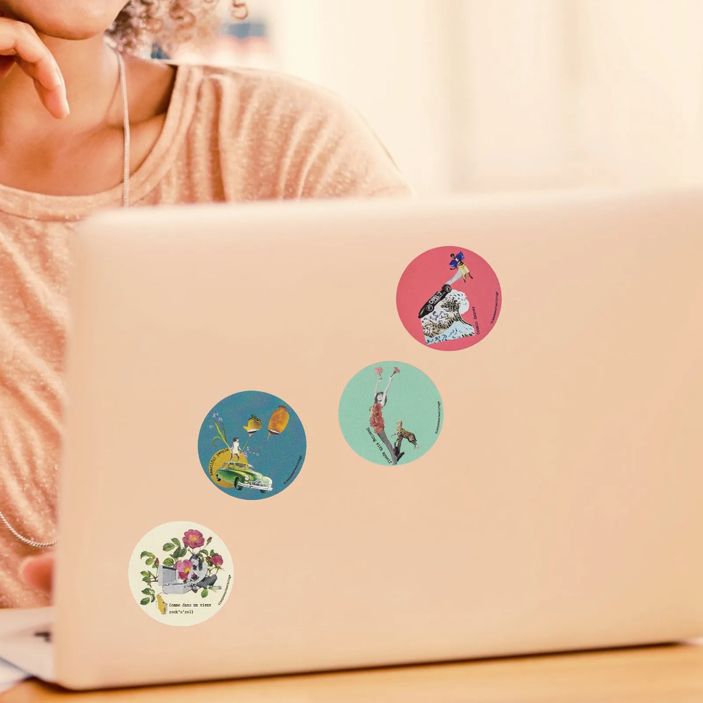 Compilation d’autocollants ronds collection Dance Hall Days Pistacchio Illu, collages vintage colorés présentés sur ordinateur portable