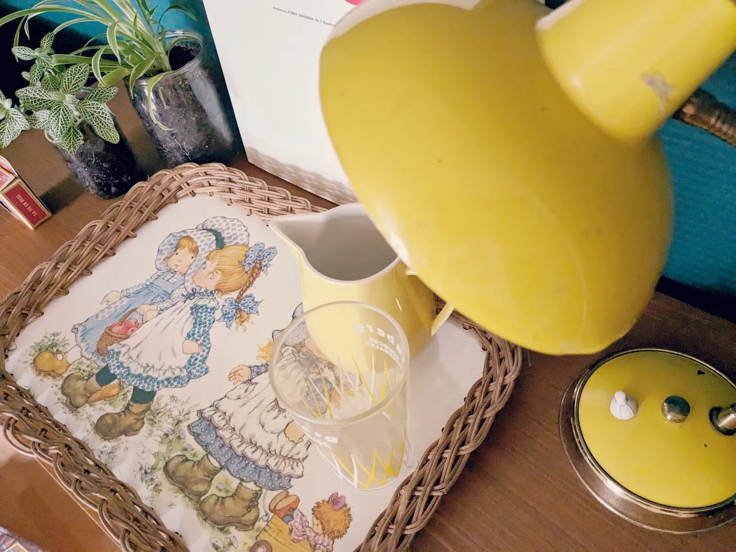 Objets de décoration vintage années 70 avec lampe jaune et plateau illustré