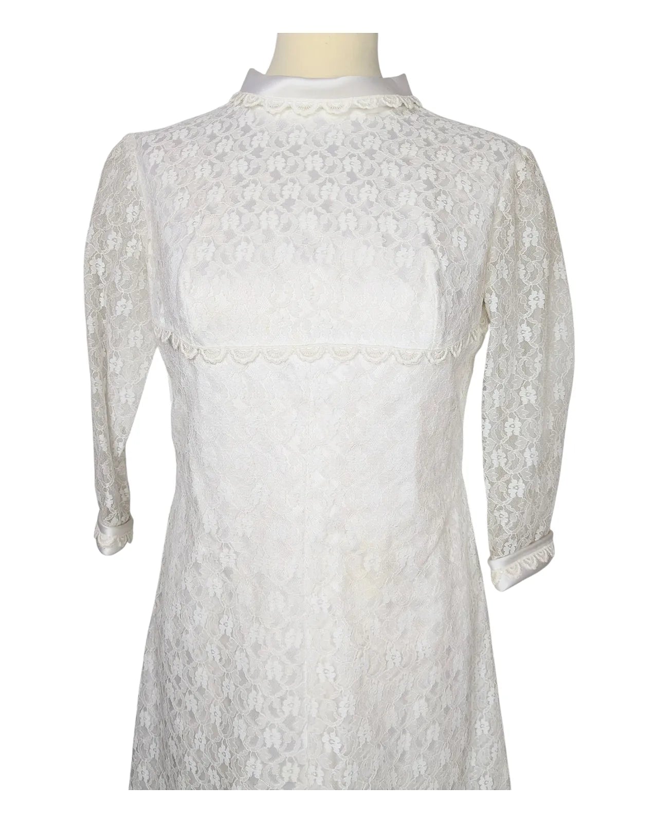 Robe de mariée vintage années 60 en dentelle blanche avec manches 3/4 et coupe trapèze