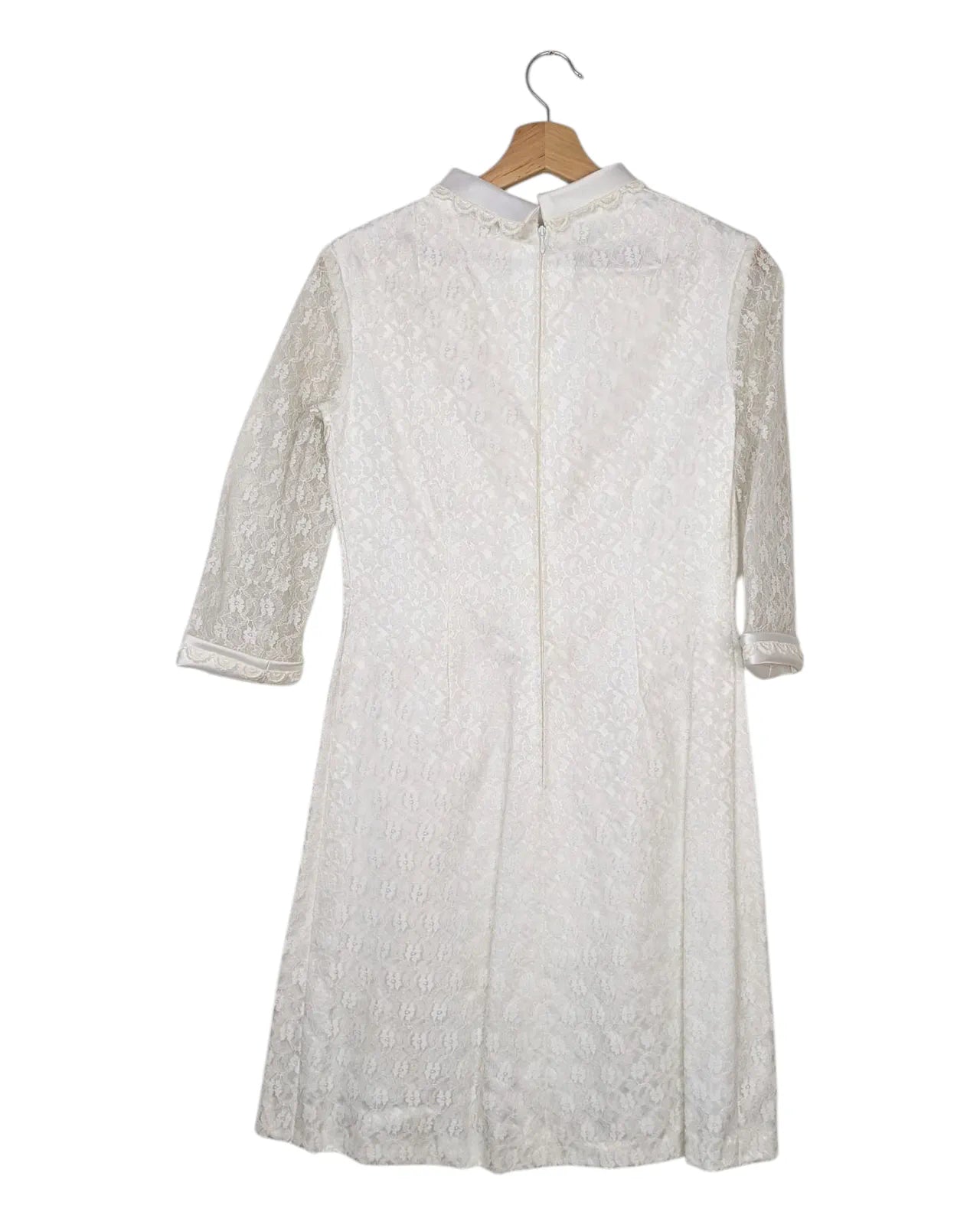 Robe de mariée vintage années 60 en dentelle blanche avec manches 3/4 et coupe trapèze