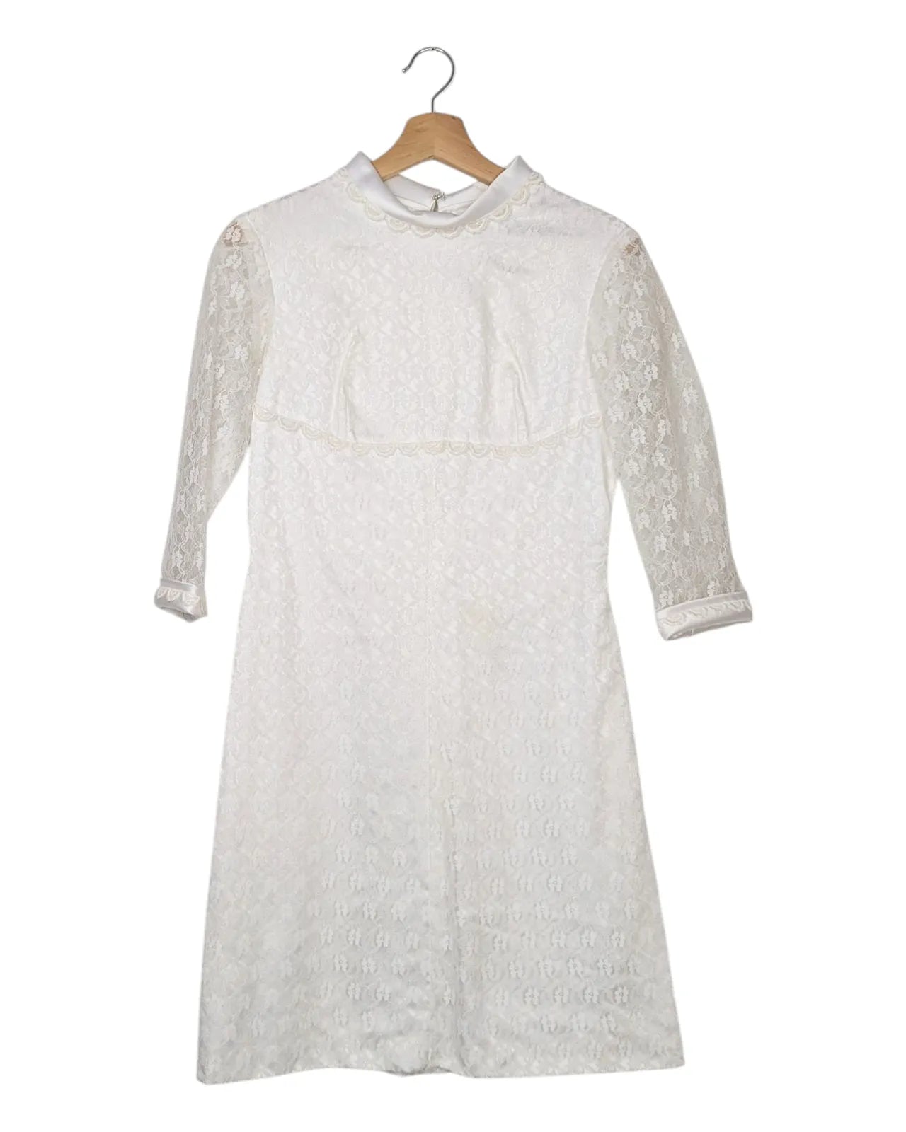 Robe de mariée vintage années 60 en dentelle blanche avec manches 3/4 et coupe trapèze