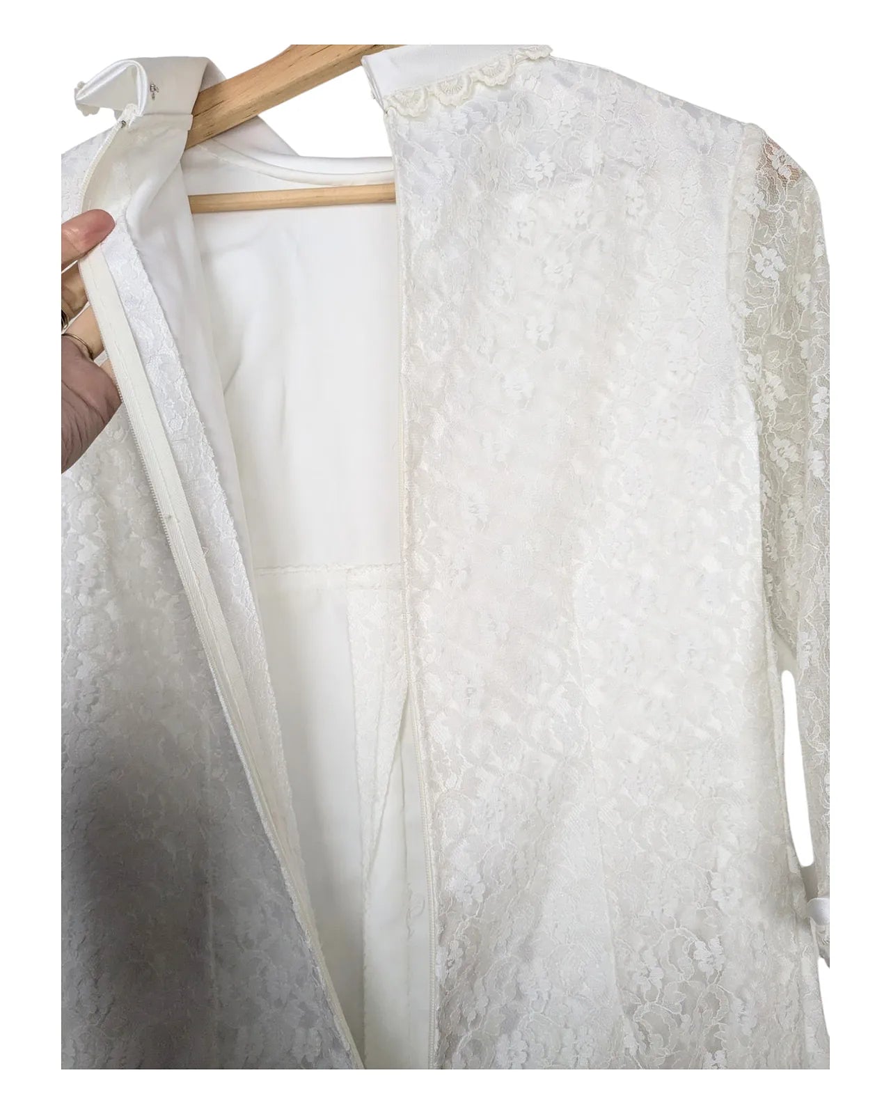 Robe de mariée vintage années 60 en dentelle blanche avec manches 3/4 et coupe trapèze