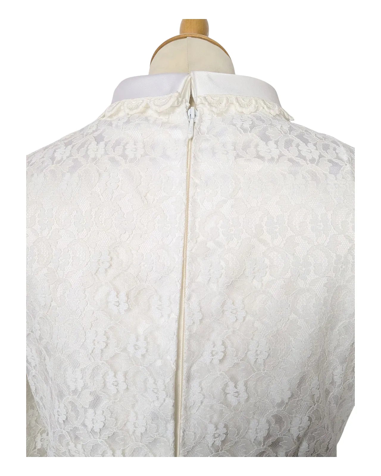 Robe de mariée vintage années 60 en dentelle blanche avec manches 3/4 et coupe trapèze