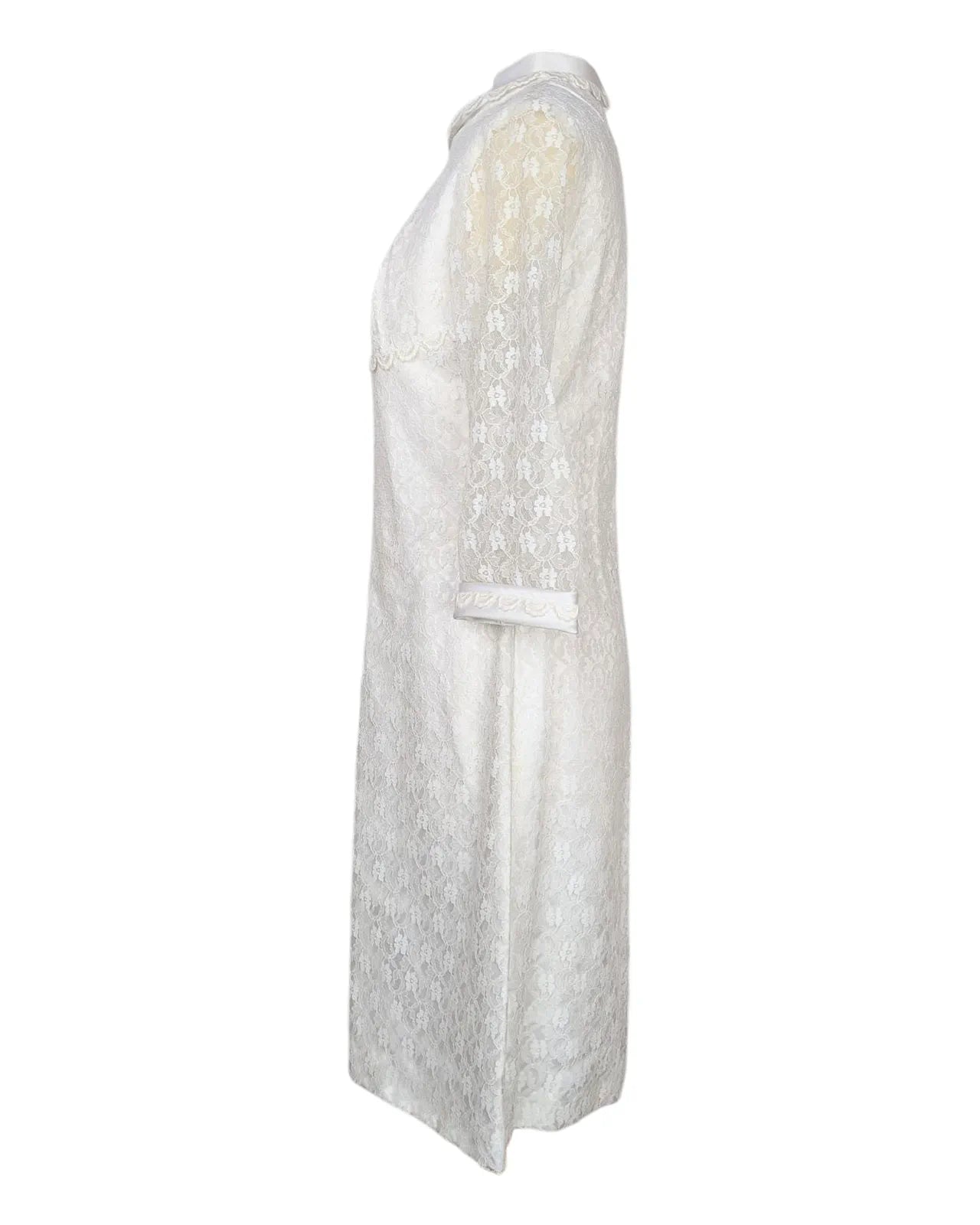 Robe de mariée vintage années 60 en dentelle blanche avec manches 3/4 et coupe trapèze