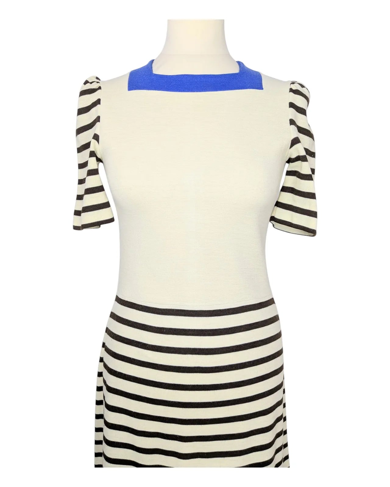 Robe vintage années 60 rayée marron et beige avec encolure bleue et manches courtes