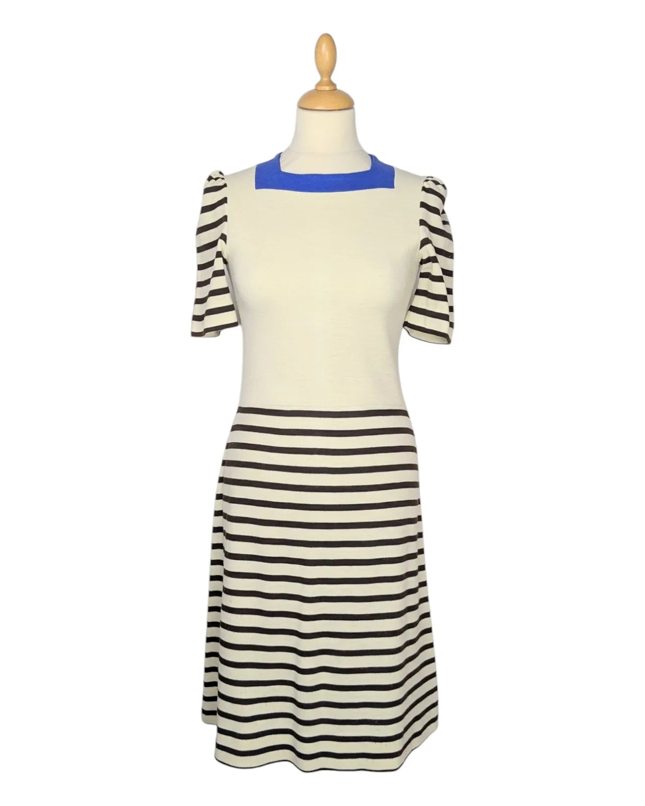 Robe vintage années 60 rayée marron et beige avec encolure bleue et manches courtes