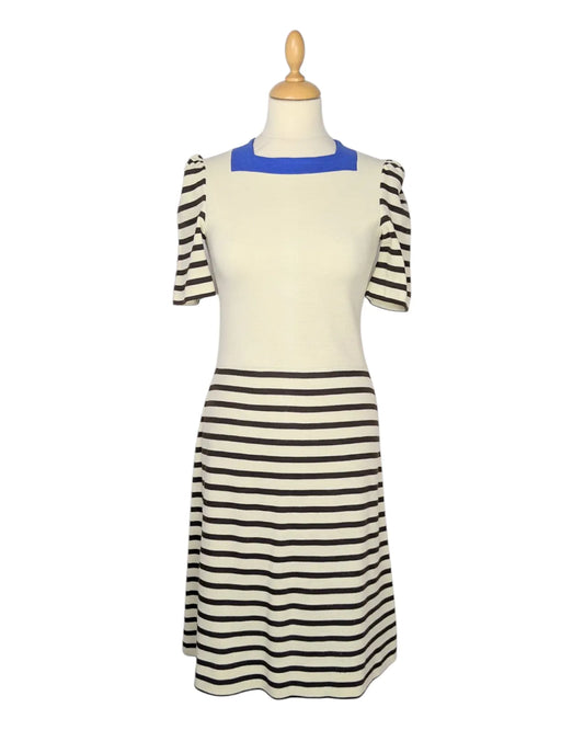Robe vintage années 60 rayée marron et beige avec encolure bleue et manches courtes