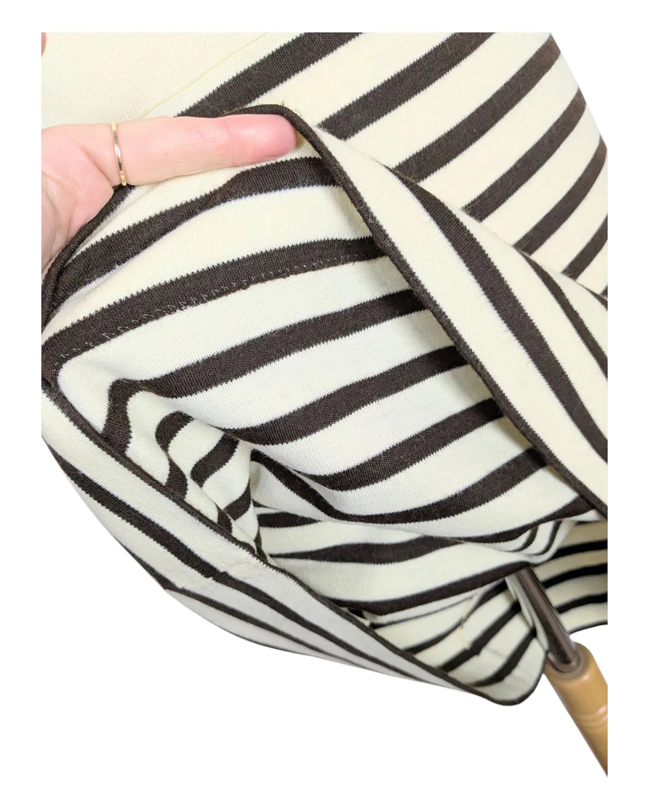 Robe vintage années 60 rayée marron et beige avec encolure bleue et manches courtes