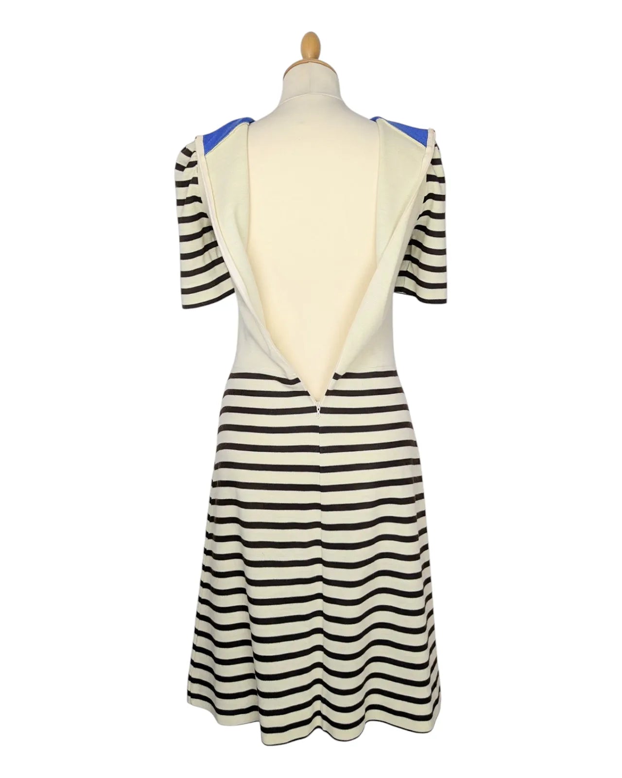 Robe vintage années 60 rayée marron et beige avec encolure bleue et manches courtes