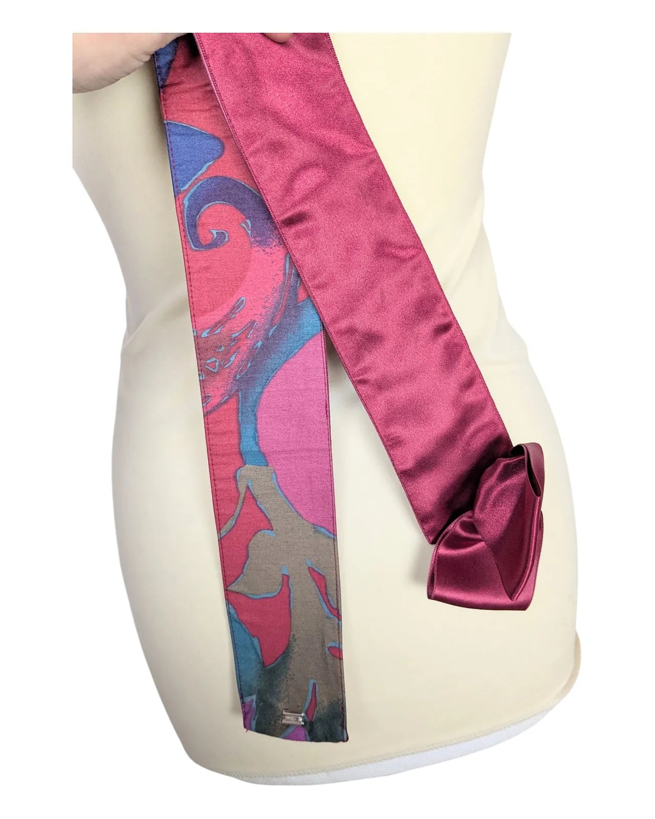 Robe vintage années 80 multicolore à taille cintrée avec ceinture satinée rose et manches courtes