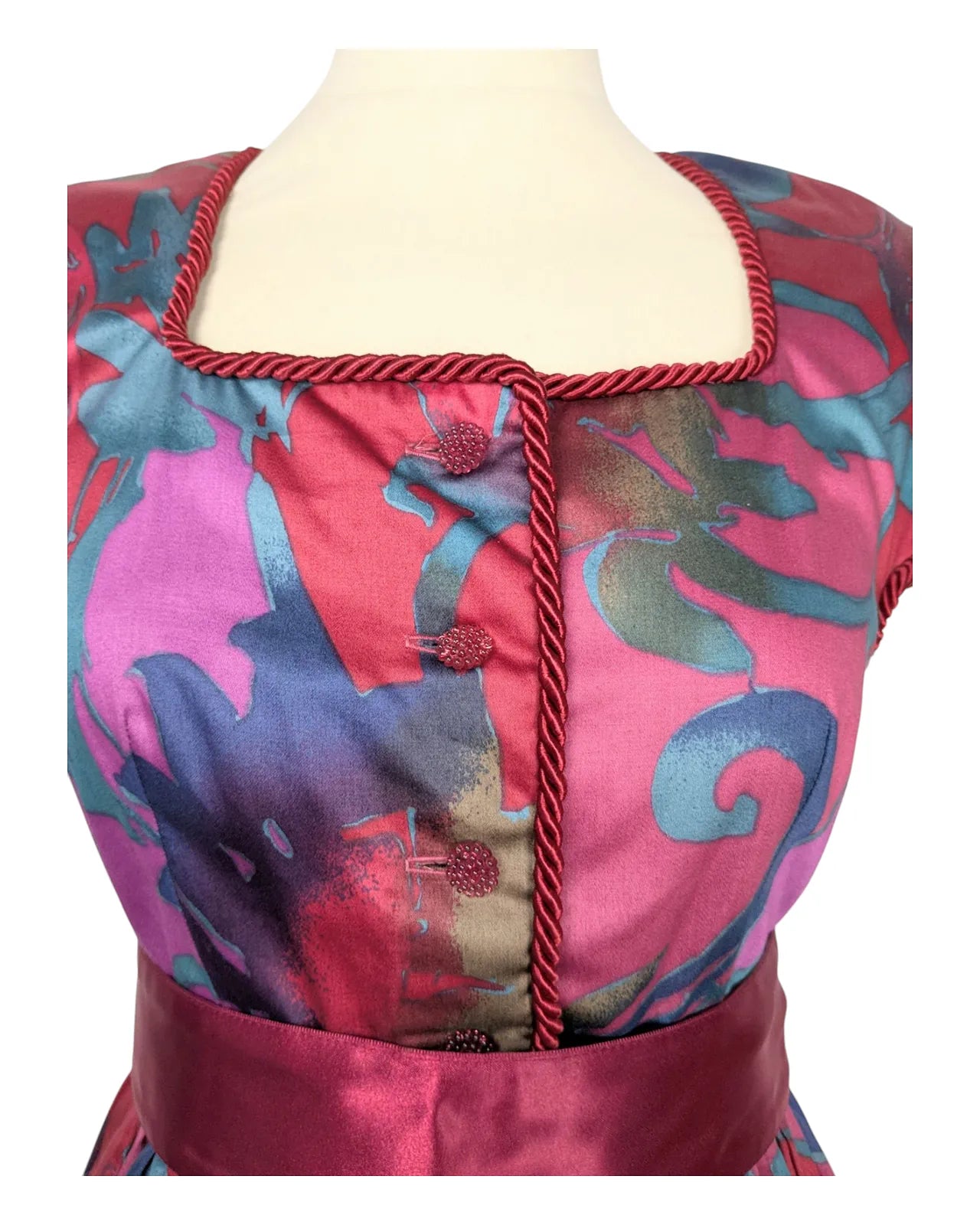 Robe vintage années 80 multicolore à taille cintrée avec ceinture satinée rose et manches courtes