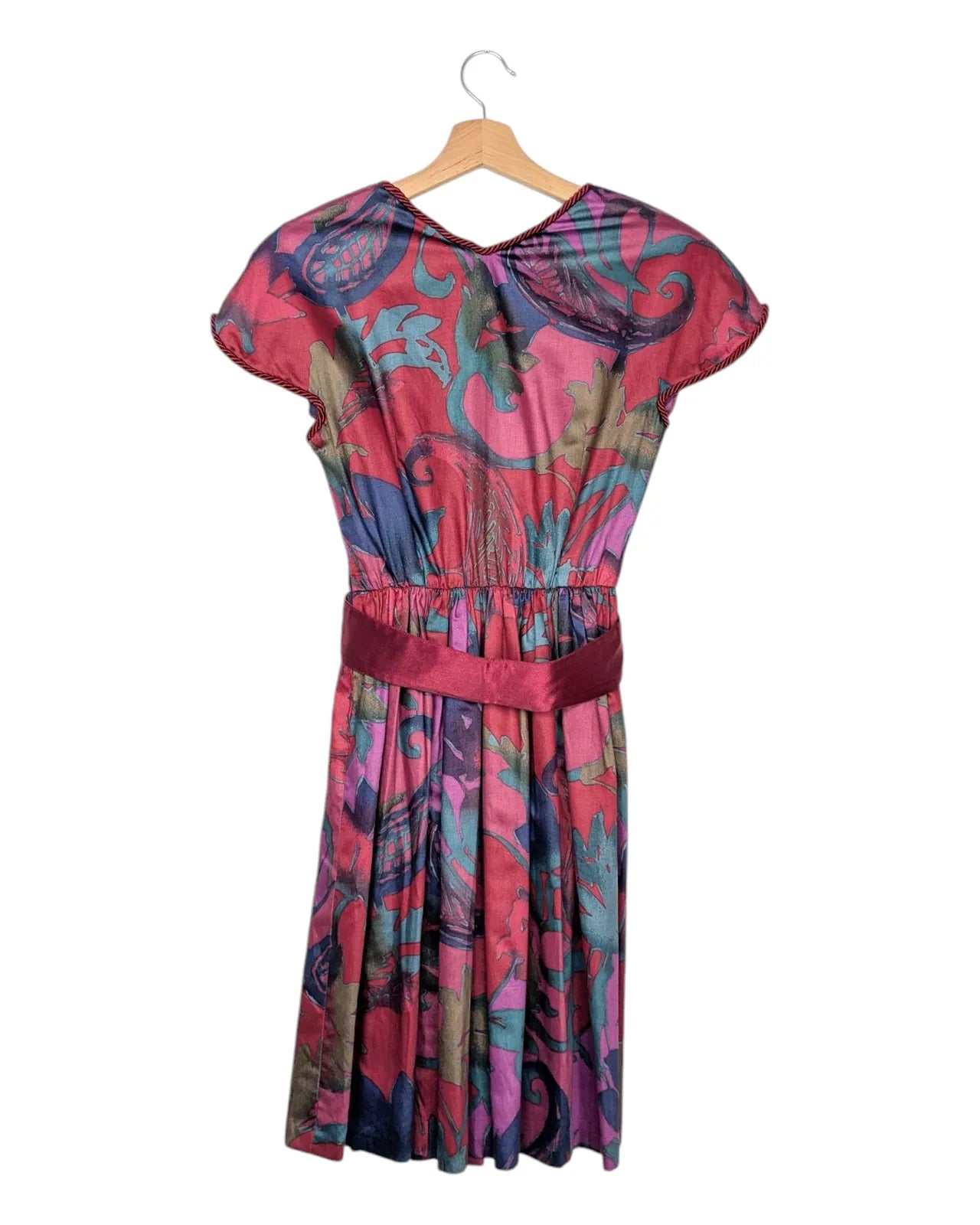 Robe vintage années 80 multicolore à taille cintrée avec ceinture satinée rose et manches courtes
