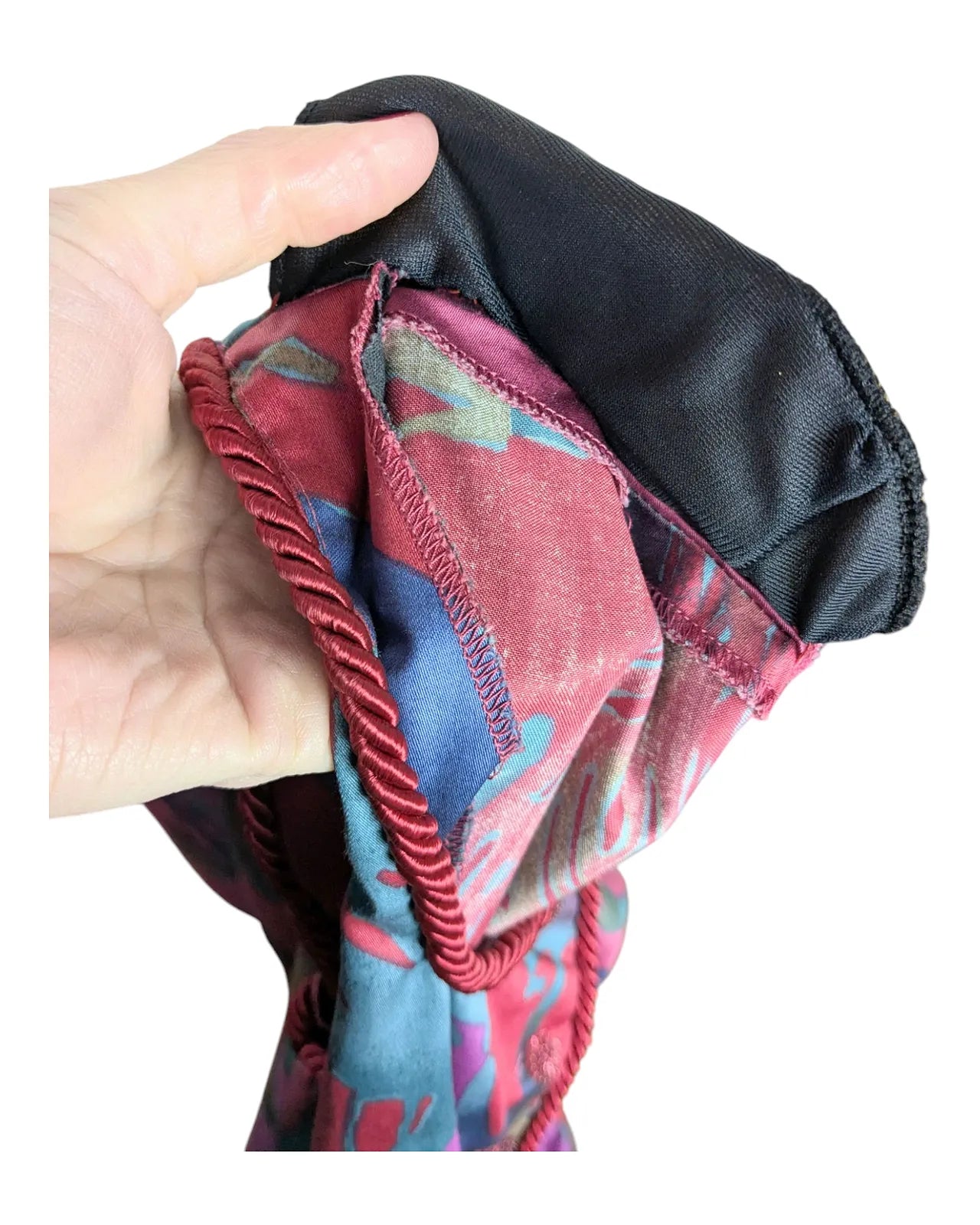 Robe vintage années 80 multicolore à taille cintrée avec ceinture satinée rose et manches courtes