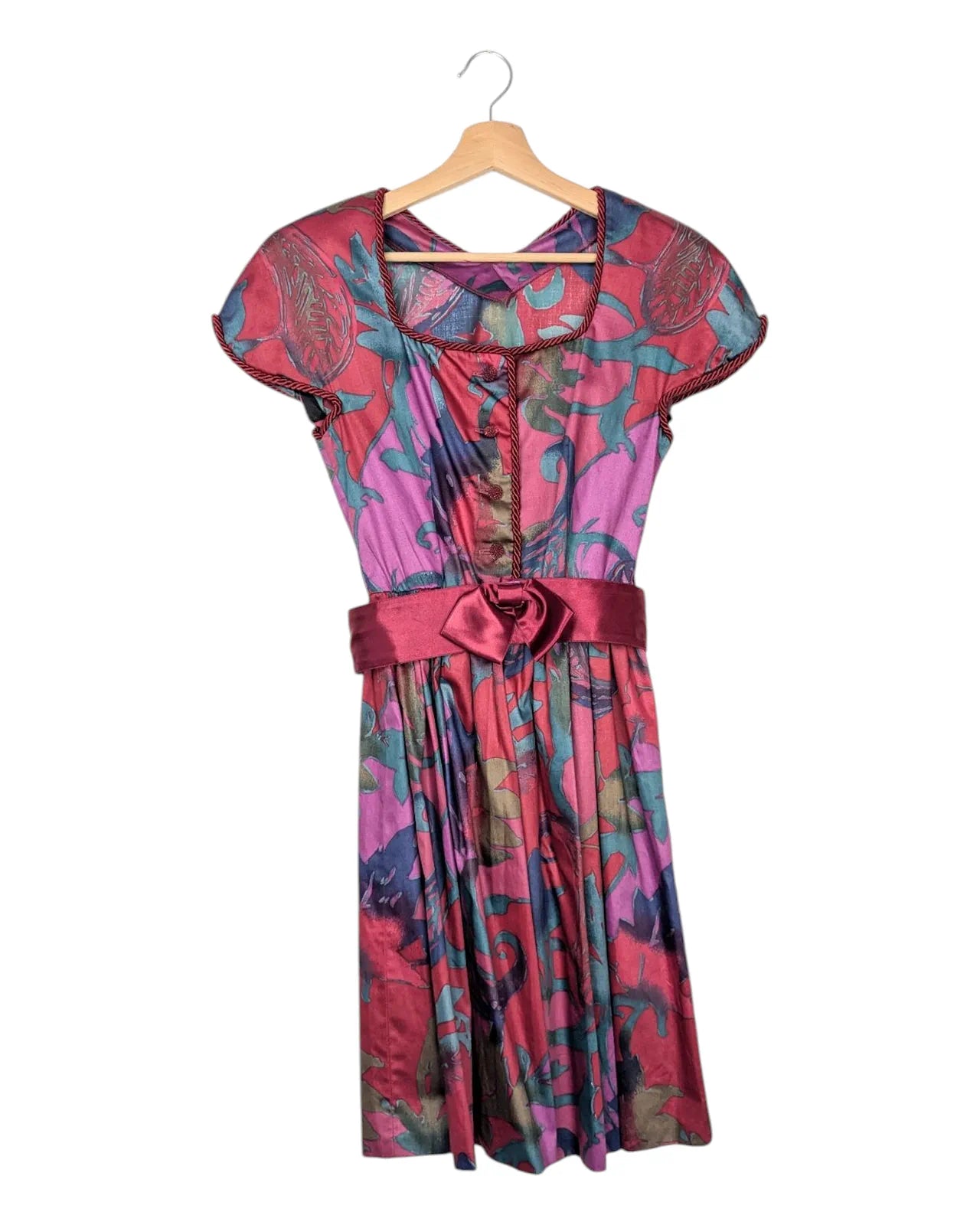 Robe vintage années 80 multicolore à taille cintrée avec ceinture satinée rose et manches courtes