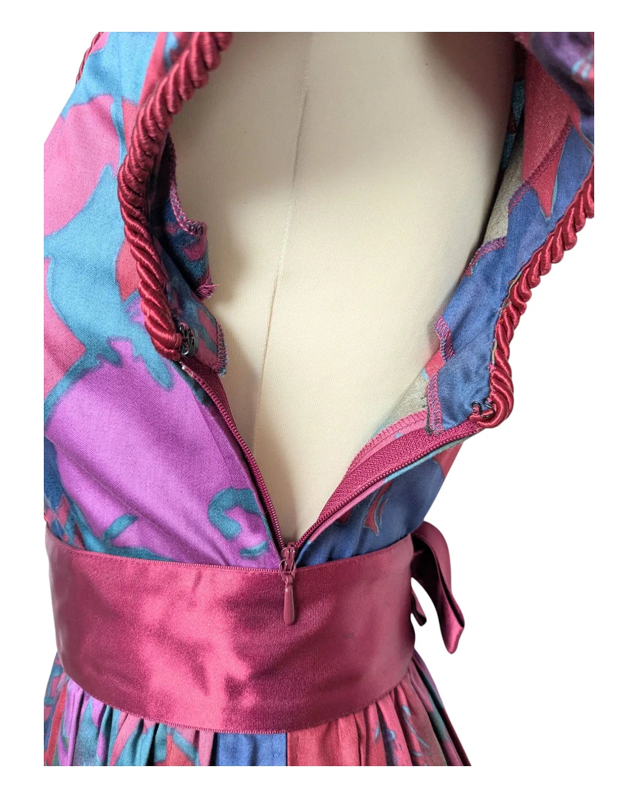 Robe vintage années 80 multicolore à taille cintrée avec ceinture satinée rose et manches courtes