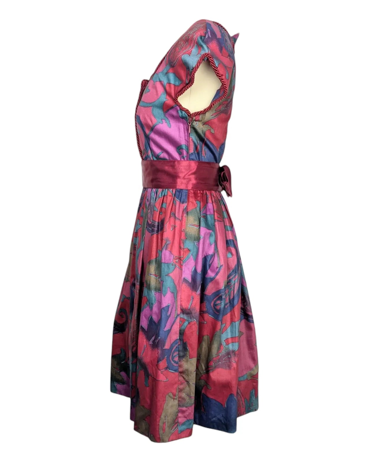 Robe vintage années 80 multicolore à taille cintrée avec ceinture satinée rose et manches courtes