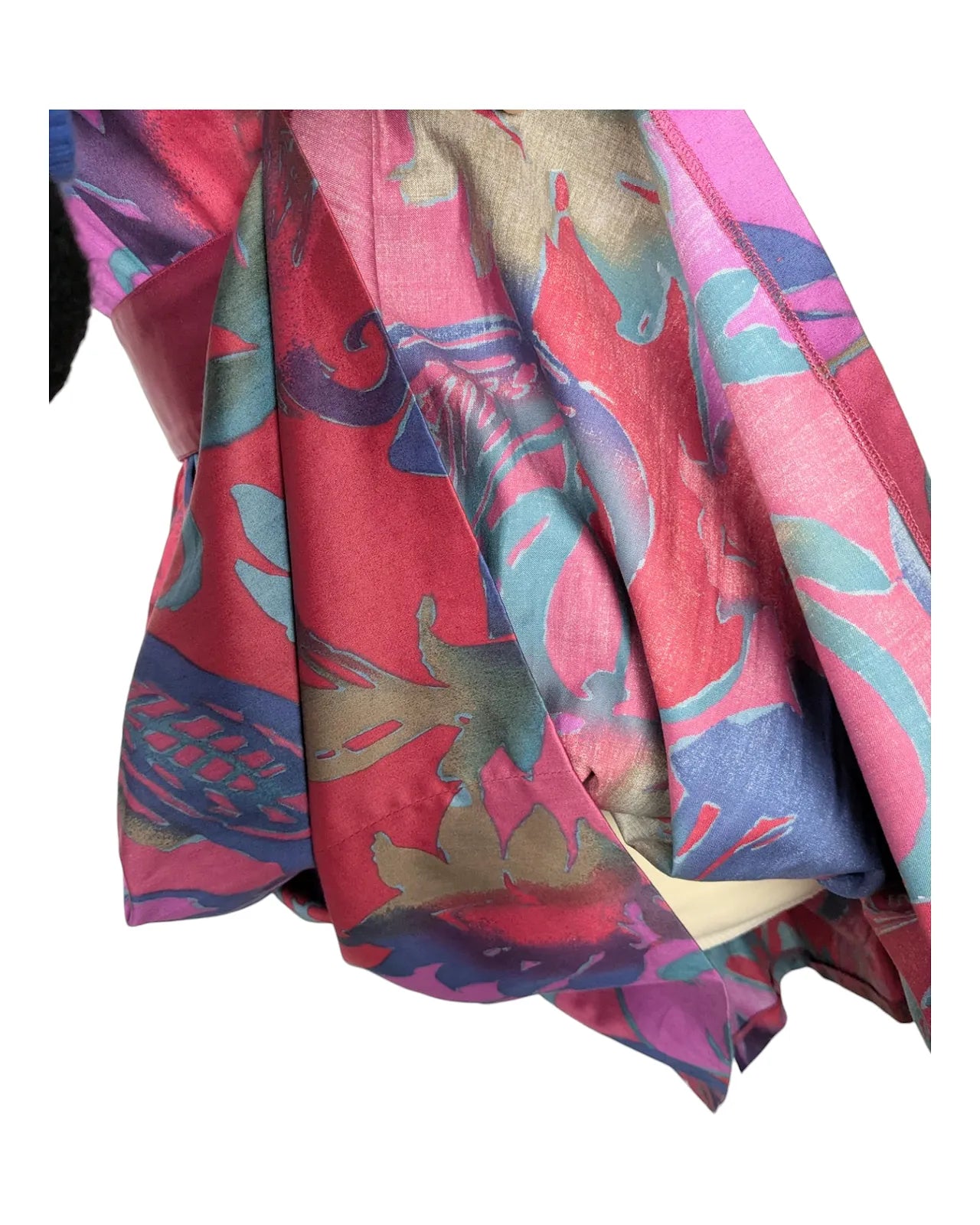 Robe vintage années 80 multicolore à taille cintrée avec ceinture satinée rose et manches courtes