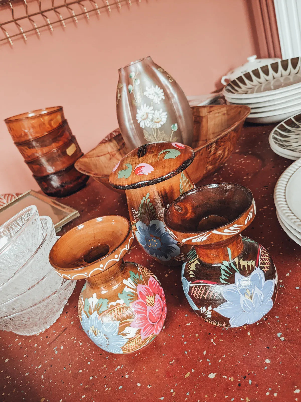 Vases et vaisselle vintage peints à la main avec motifs floraux