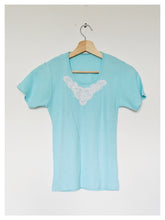 Load image into Gallery viewer, T-shirt bleu ciel 70&#39;s
