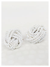 Carica l&#39;immagine nel visualizzatore di Gallery, Boucles clips perles blanches 60&#39;s
