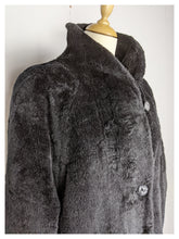 Afbeelding in Gallery-weergave laden, Manteau fausse fourrure noire 80&#39;s
