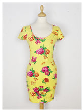Afbeelding in Gallery-weergave laden, Robe jaune à fleurs 90s
