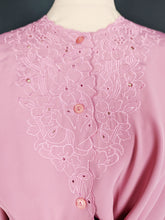Load image into Gallery viewer, Chemise rose à broderies 90&#39;s
